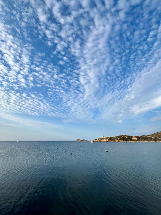Foto Diving Chia: Cielo a pecorelle sopra la Torre del Budello. Il momento in cui capisci che stai in un posto speciale.