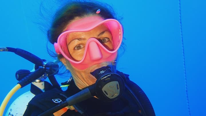 Foto Diving Chia: Maschera rosa, occhi liquidi. Lo sguardo di chi ha appena visto qualcosa di nuovo.