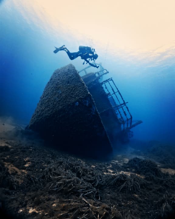 Foto Diving Chia: Il relitto in controluce. Una piramide d'acciaio addormentata da decenni.