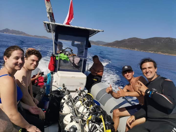 Foto Diving Chia: Direzione punto di immersione. Bombole in mezzo, sorrisi tutto intorno.