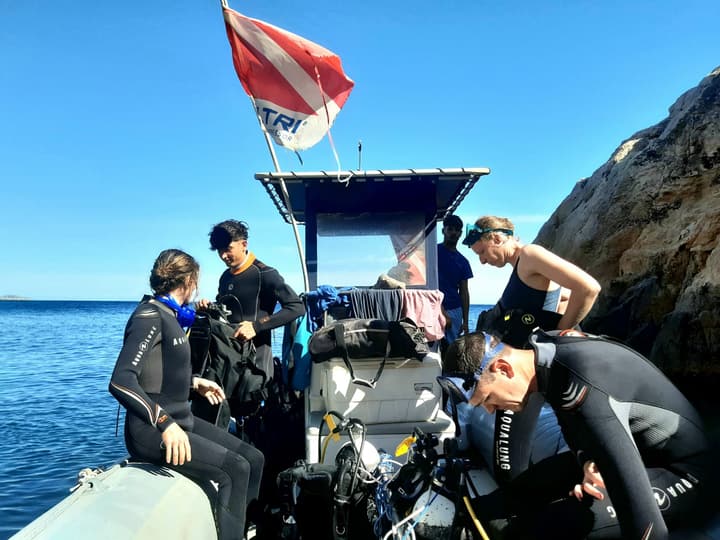 Foto Diving Chia: Pre-tuffo. La bandiera issata, le mute mezze chiuse, il cuore che già accelera.