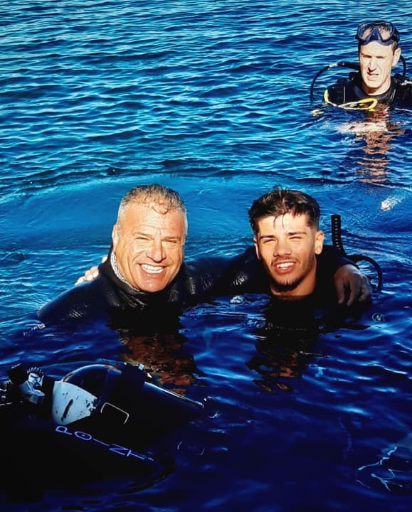 Foto Diving Chia: Padre e figlio in superficie. Da una vita si tuffano insieme — e si vede.