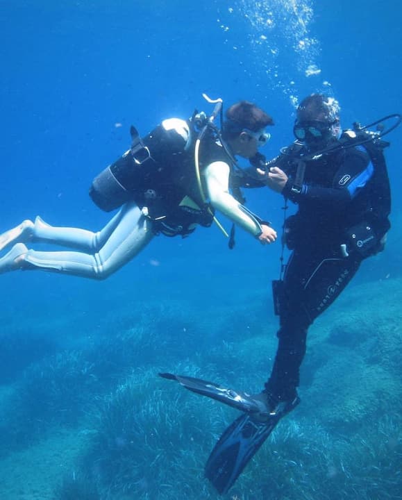 Foto Diving Chia: Istruttore e allievo, mano nella mano. È così che si impara a volare nel blu.