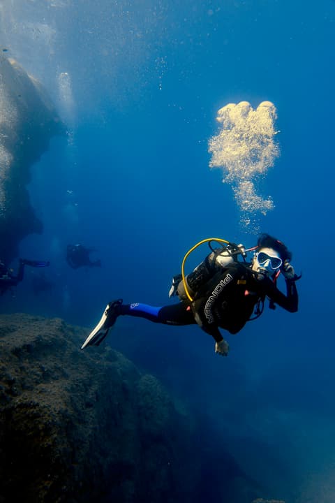 Foto Diving Chia: Una colonna di bolle che ti tradisce. La sub si volta a salutare la macchina.