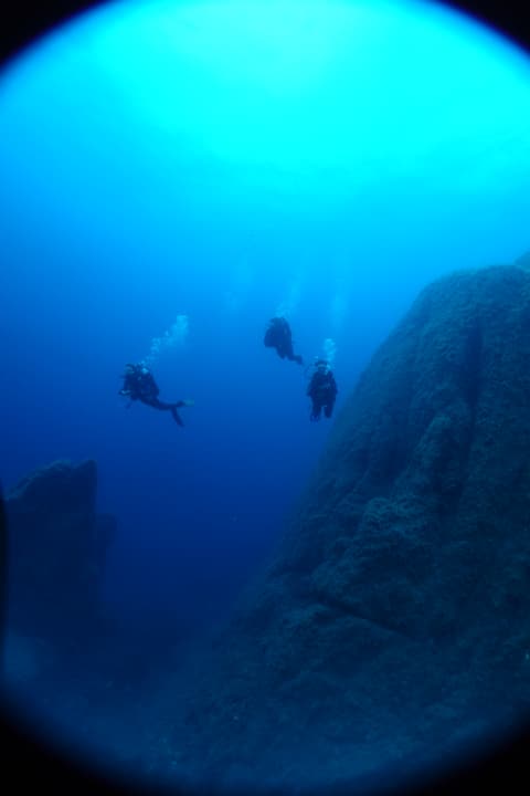 Foto Diving Chia: Fish-eye sull'ignoto. Una bocca di roccia che si apre verso l'azzurro più puro.
