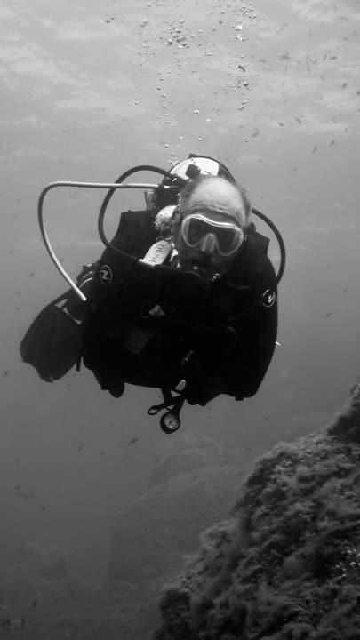Foto Diving Chia: Sospeso, immobile, totale. L'assetto neutro raccontato in una sola foto.