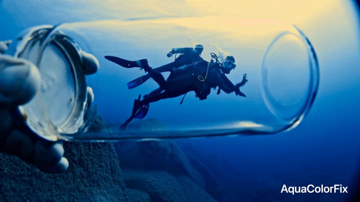 Foto Diving Chia: Sub in bottiglia. Quando la fotografia gioca con la geometria del vetro e della luce.