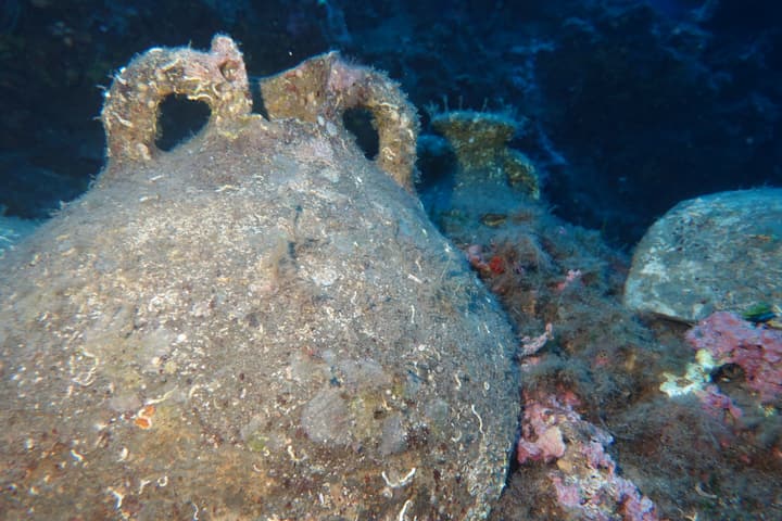 Foto Diving Chia: Anfora romana incrostata. Duemila anni in fondo al mare, e ancora qui.