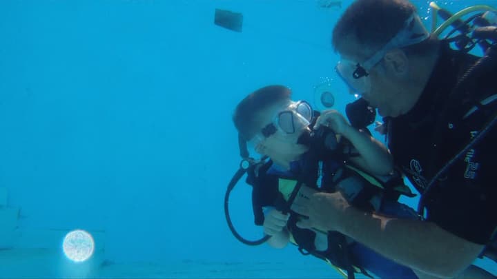 Foto Diving Chia: In piscina, con calma. Si parte sempre da qui: prima la fiducia, poi il mare.