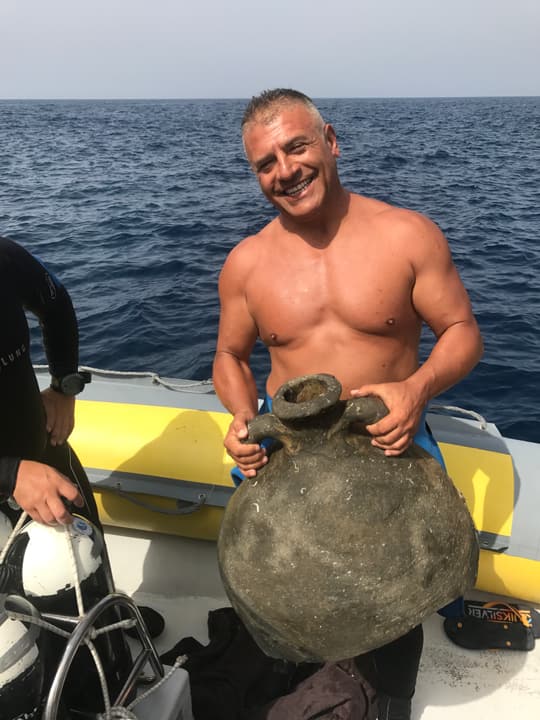 Foto Diving Chia: Trofeo storico in superficie. Sorridi: hai appena toccato duemila anni di storia.