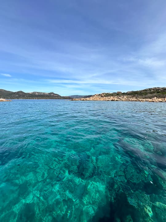 Foto Diving Chia: Scogli e trasparenze. Il fondo si vede a otto metri come fosse a uno.