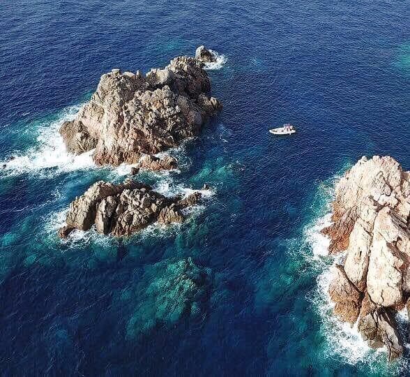 Foto Diving Chia: Faraglioni dall'alto. Ogni roccia qui sotto è un'immersione che ti aspetta.