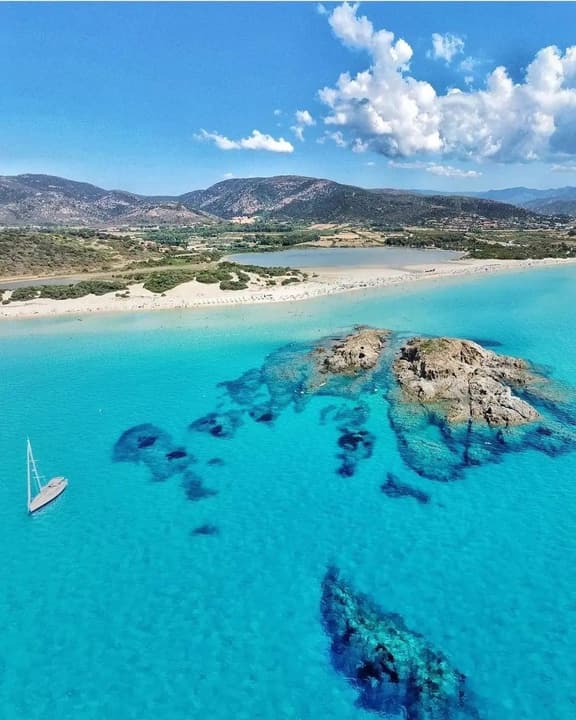 Foto Diving Chia: Su Giudeu, lo scoglio della cartolina. Il punto in cui tutti chiedono "ma questo è davvero in Italia?".