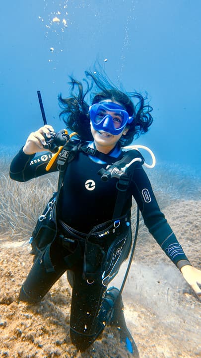 Foto Diving Chia: Assetto perfetto, capelli al vento sottomarino. Il volo del sub.