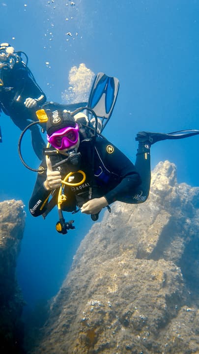 Foto Diving Chia: Maschera viola contro pareti chiare. Geometria pura del Mediterraneo.