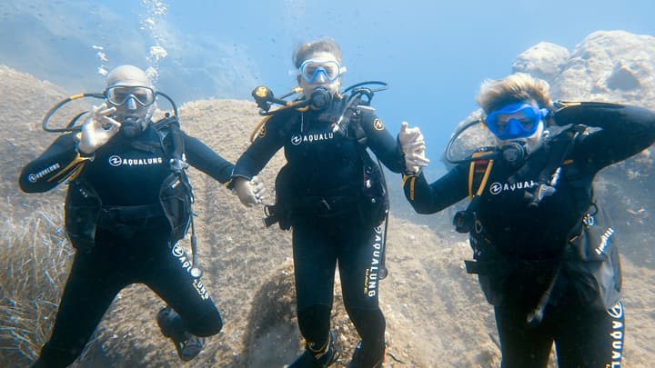 Foto Diving Chia: Tre allievi, tre OK. Il momento in cui la teoria diventa fiducia.