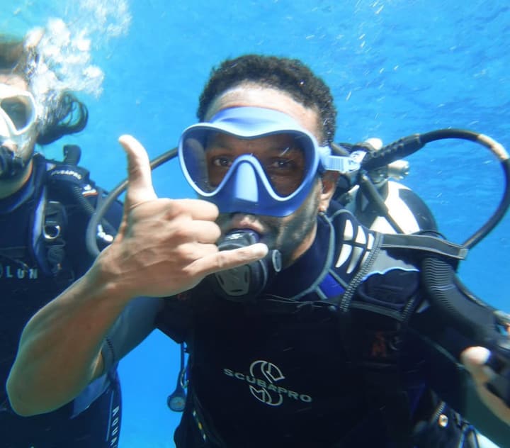 Foto Diving Chia: Shaka subacqueo, classico. Diving is the new lifestyle.