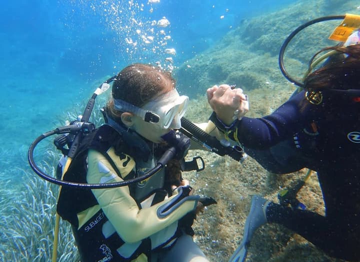 Foto Diving Chia: Si stringe la mano. Promemoria silenzioso: non sei mai sola qui sotto.