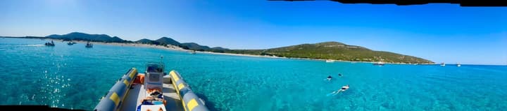 Foto Diving Chia: Panoramica dal gommone. Cala di Tuerredda — turchese che sembra photoshoppato.