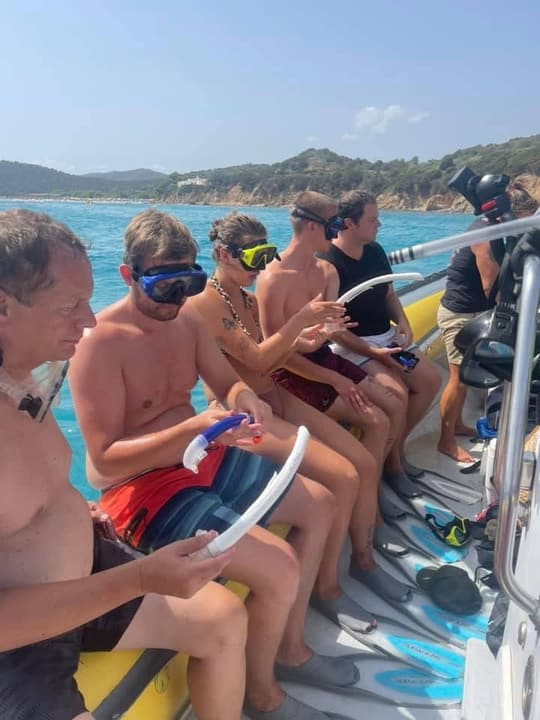 Foto Diving Chia: Boccagli in mano, occhi sull'acqua. Cinque sconosciuti che fra dieci minuti saranno un equipaggio.