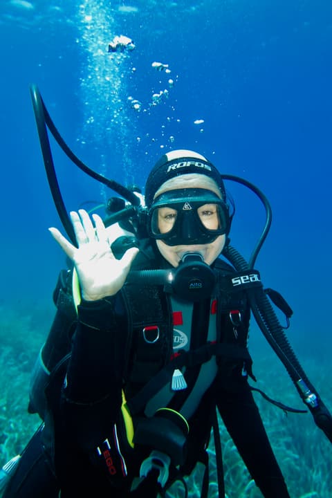 Foto Diving Chia: Mano alzata in saluto. Il "ciao" più silenzioso e più sincero che esista.