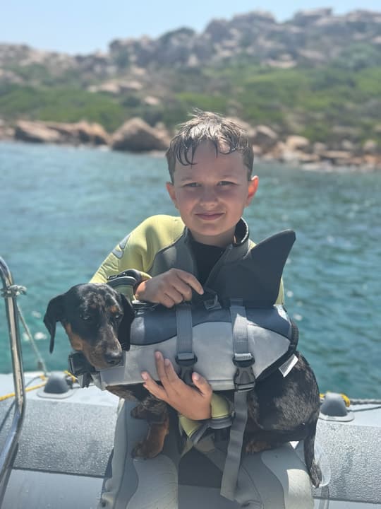 Foto Diving Chia: Il salvagente più bello del Mediterraneo. Anche il bassotto ha la sua muta da squalo.