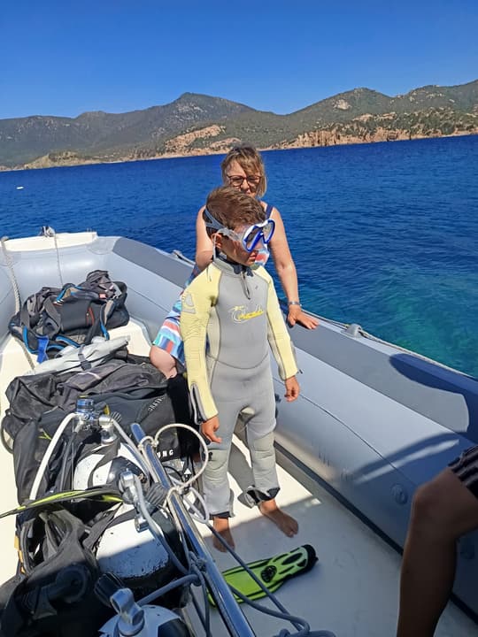 Foto Diving Chia: Mute in coppia. Mamma e figlio pronti a scoprire insieme cosa c'è sotto.