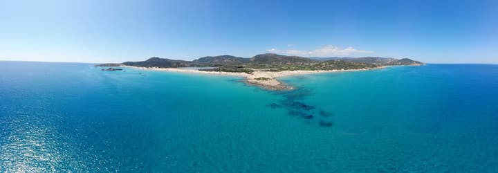 Foto Diving Chia: Panoramica di Su Giudeu. Le sfumature di turchese che hanno reso Chia famosa nel mondo.